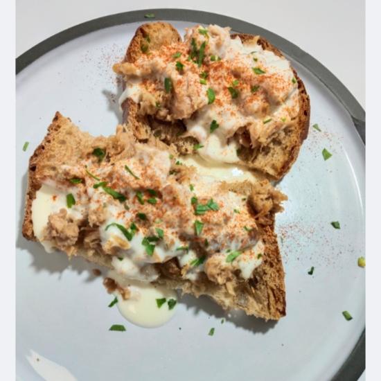 TOSTAS DE CHICHARRÓNS E QUEIXO DO PAÍS 